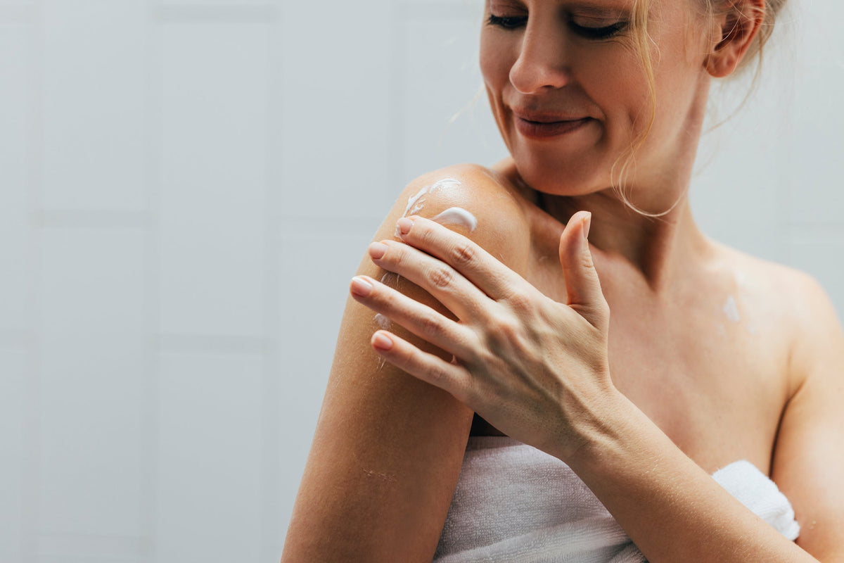 Sommer auf der Haut: Selbstbräuner-Routine für Körper und Gesicht
