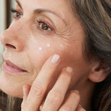 lavera MY AGE Intensiv Öl-Serum in der Anwendung
