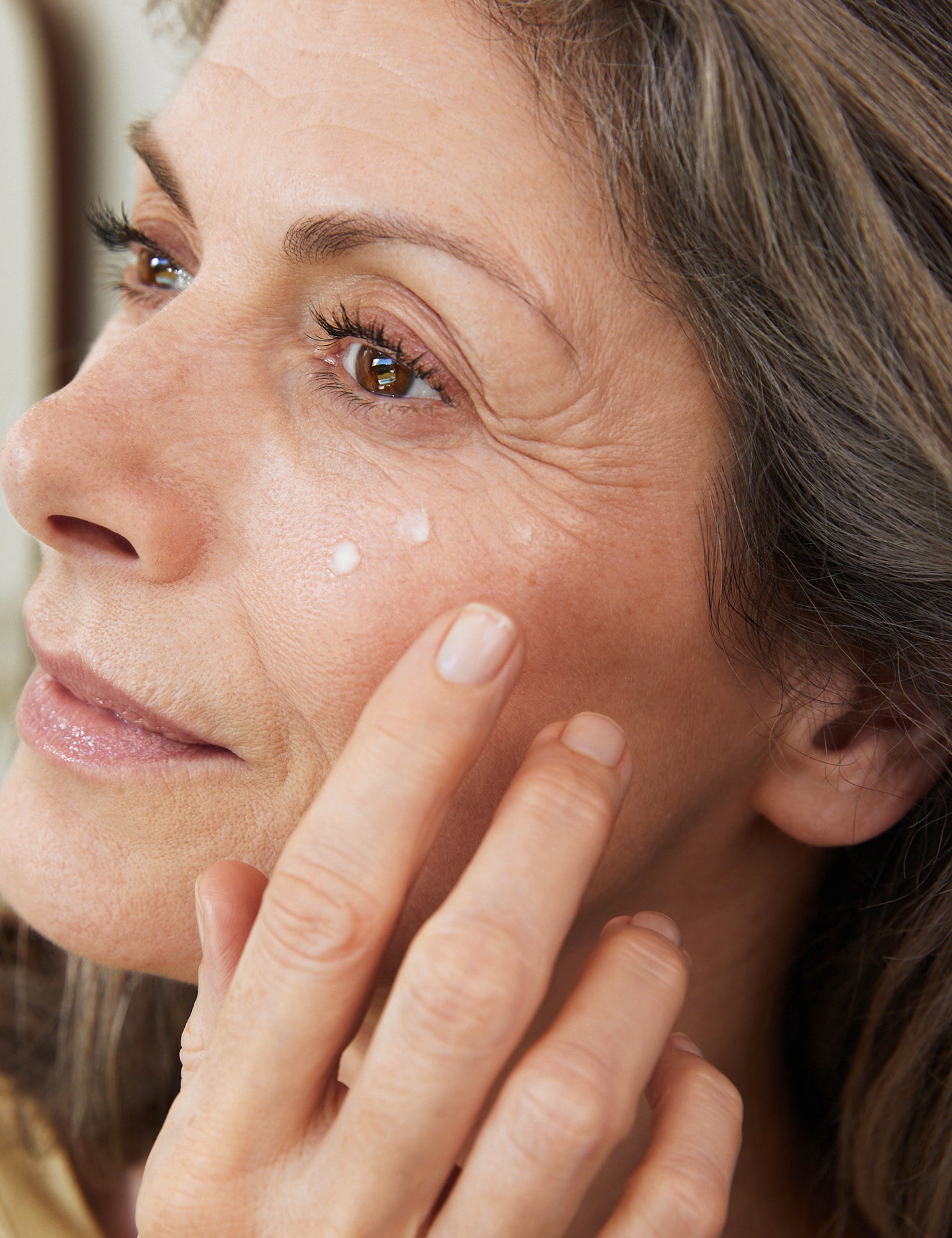lavera MY AGE Intensiv Öl-Serum in der Anwendung