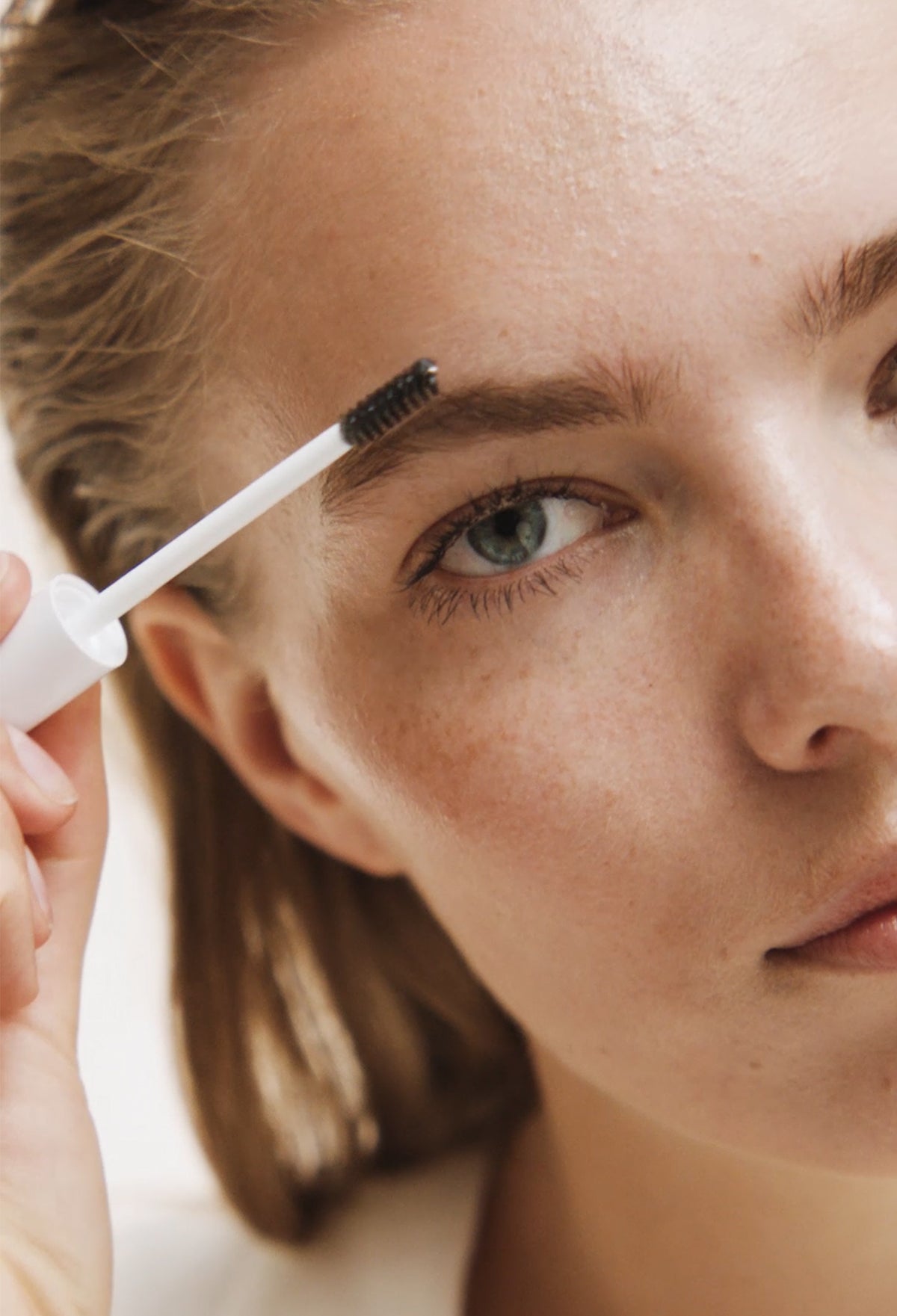 lavera Brow Control -Transparent 01- in der Anwendung