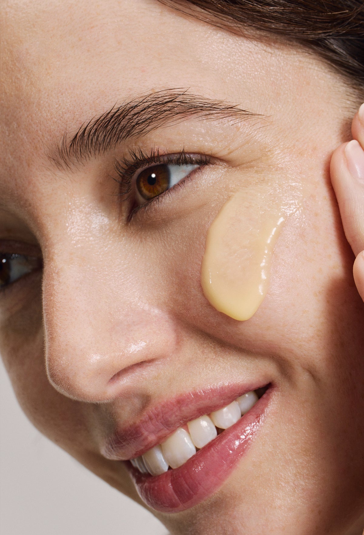 lavera Glow By Nature Vitamin C 3in1 Creme in der Anwendung