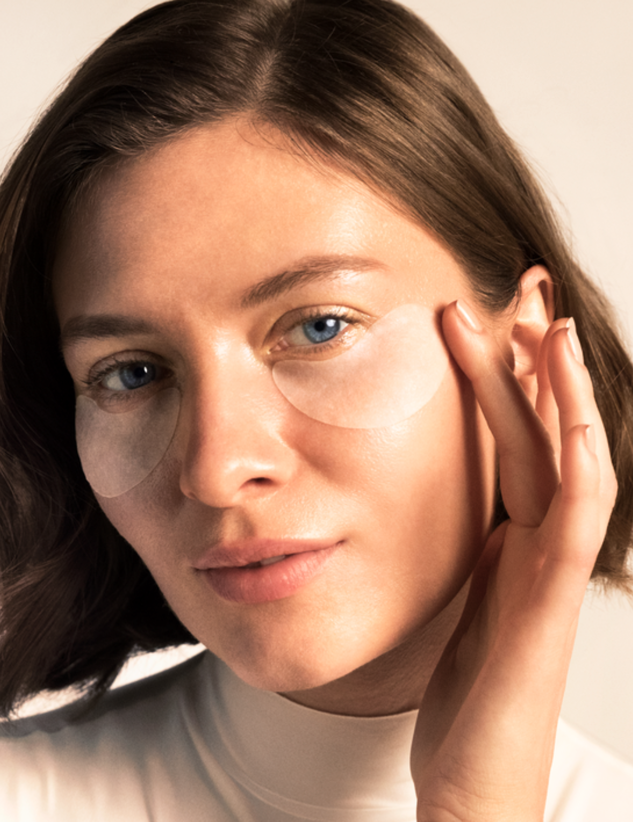 lavera Skin Longevity Eye Patches in der Anwendung