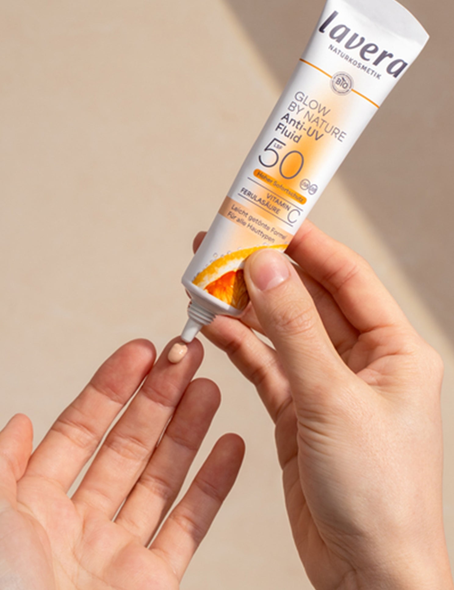 lavera Glow by Nature Anti-UV Fluid LSF 50 in der Anwendung