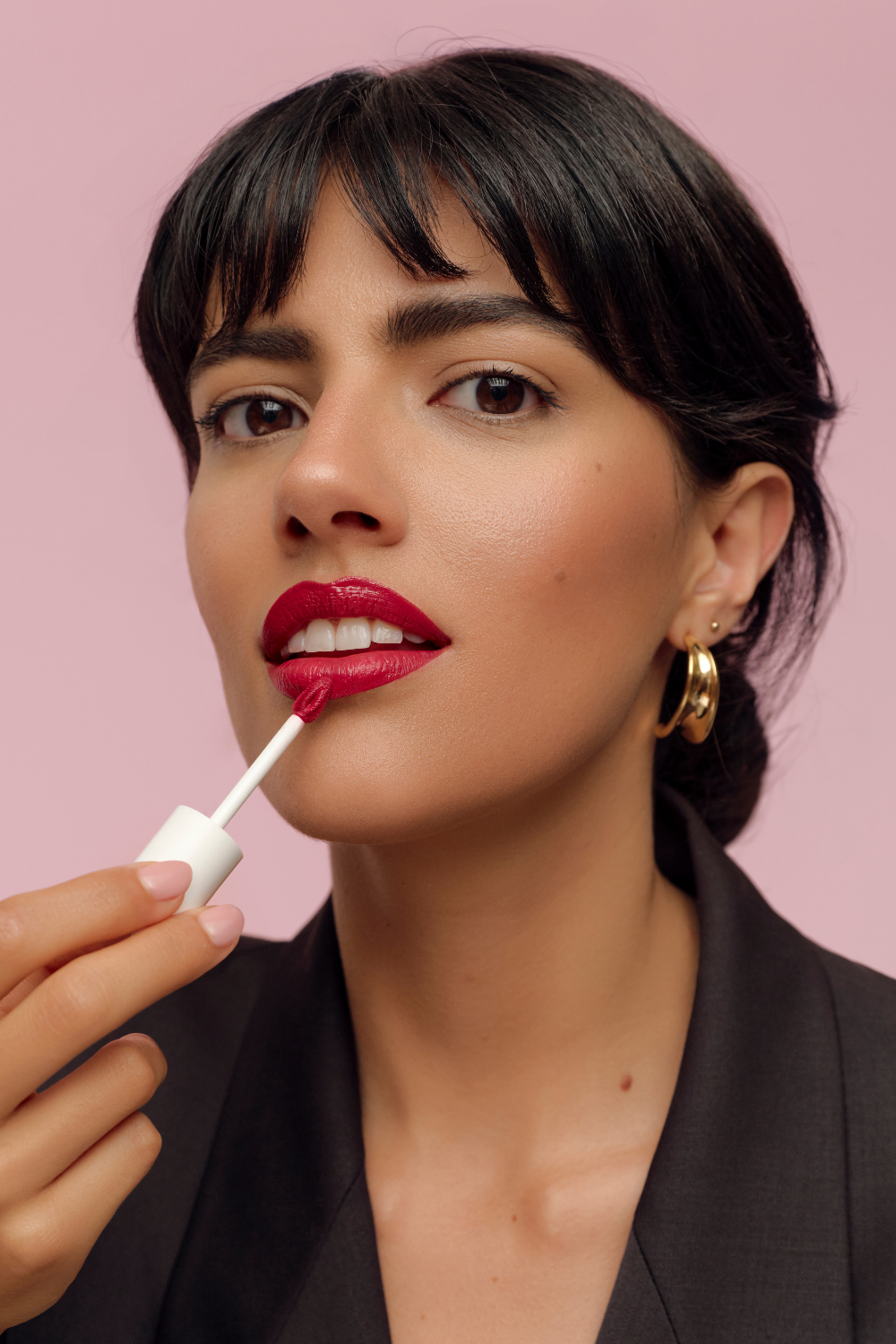 lavera Pure Satin Liquid Lipstick -Poppy Red 01- in der Anwendung