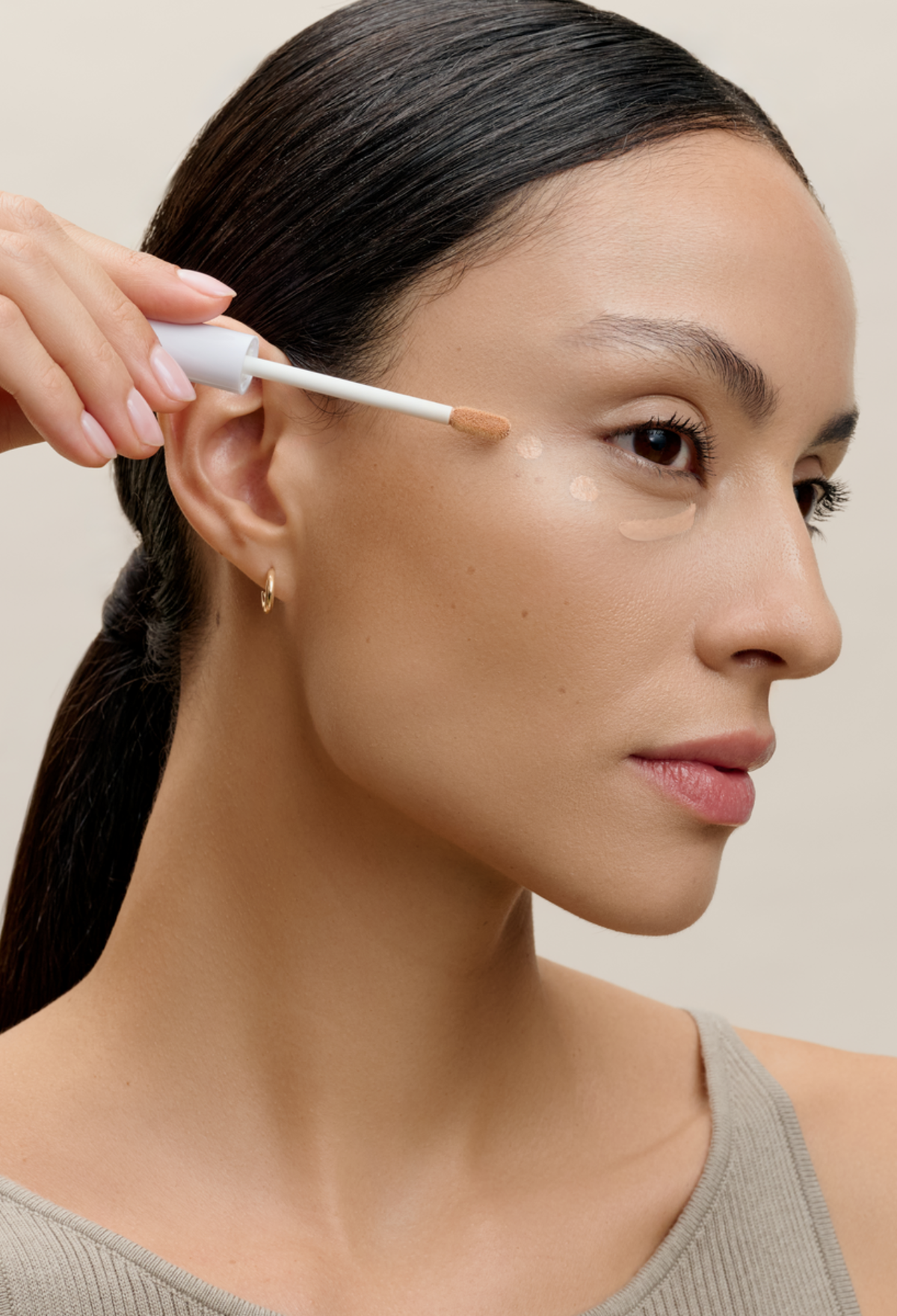 lavera Radiant Skin Concealer -Medium Sand 05- in der Anwendung