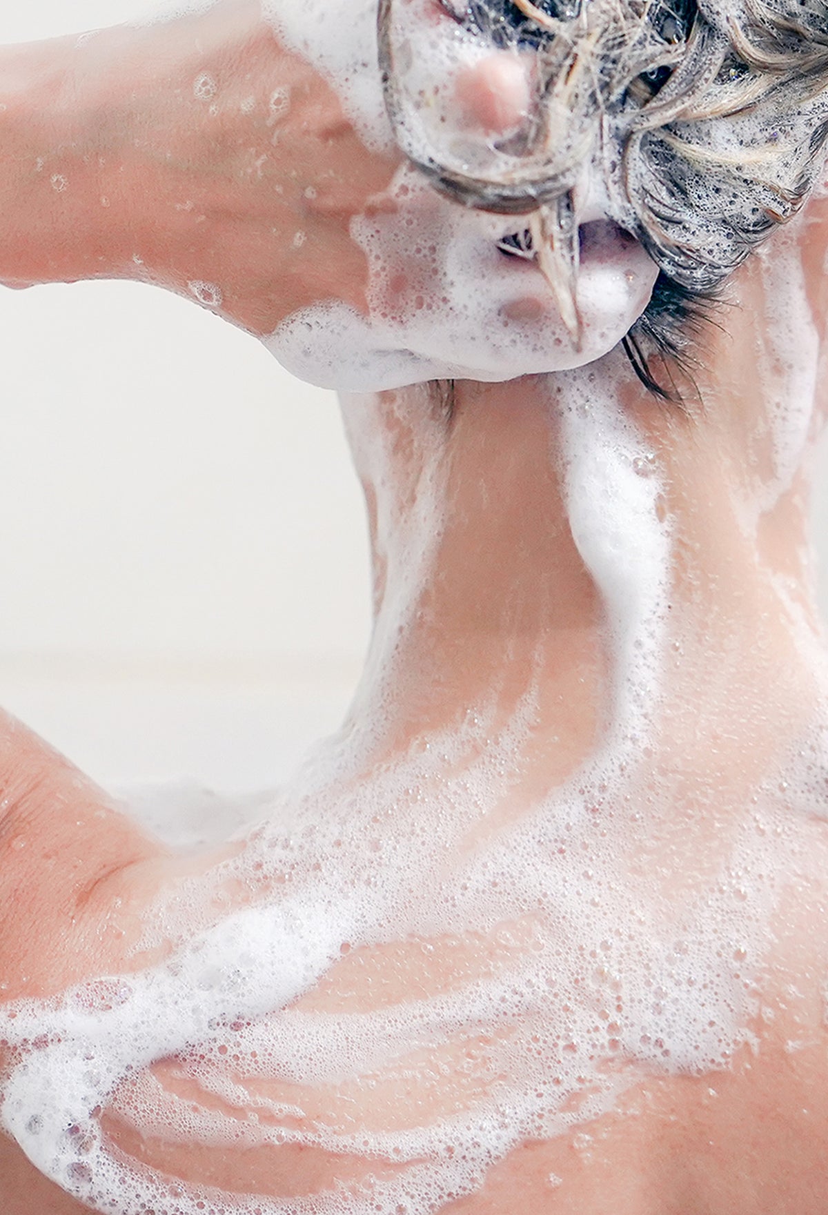 lavera Neutral Dusch-Shampoo in der Anwendung