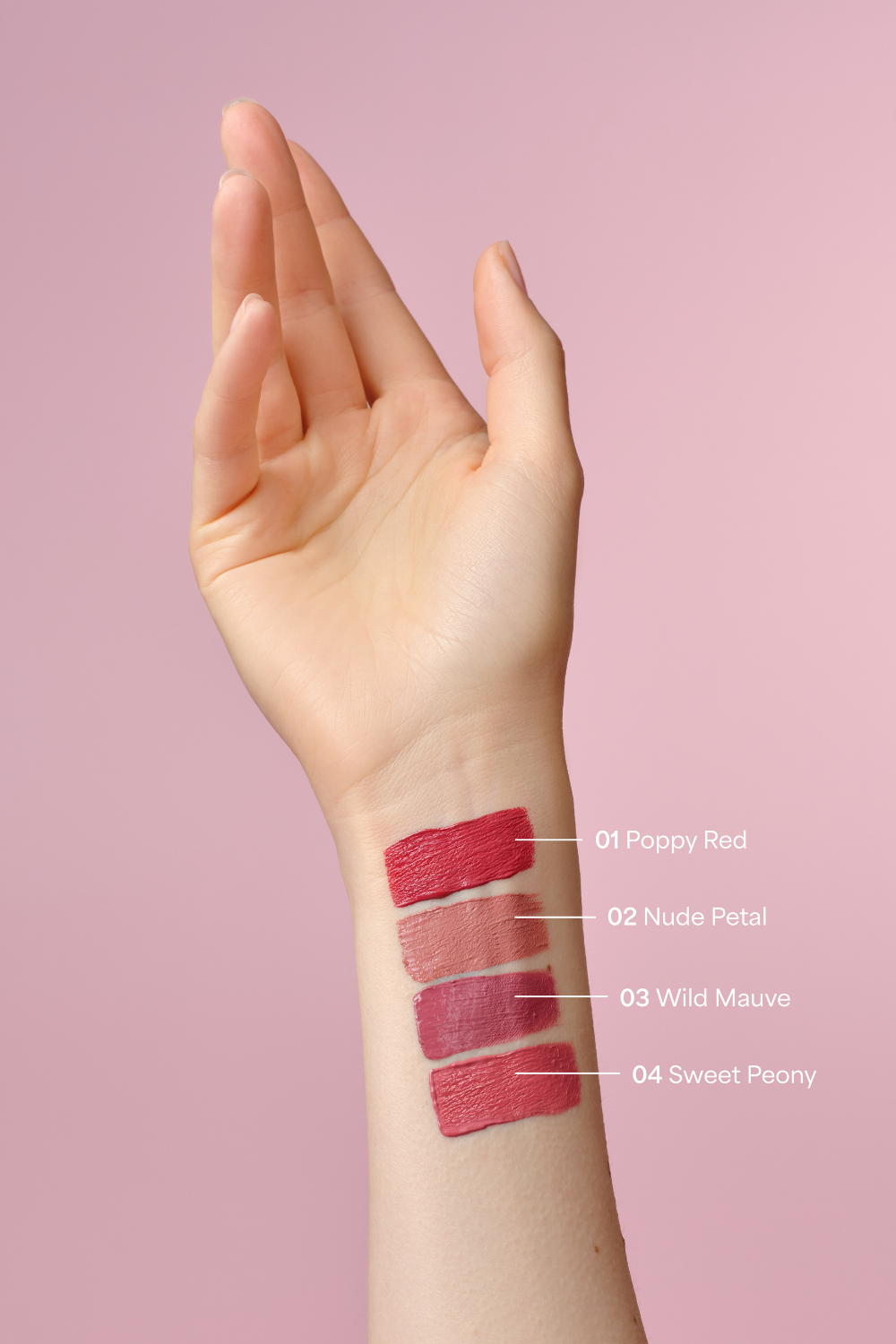 lavera Pure Satin Liquid Lipstick -Nude Petal 02- in der Anwendung