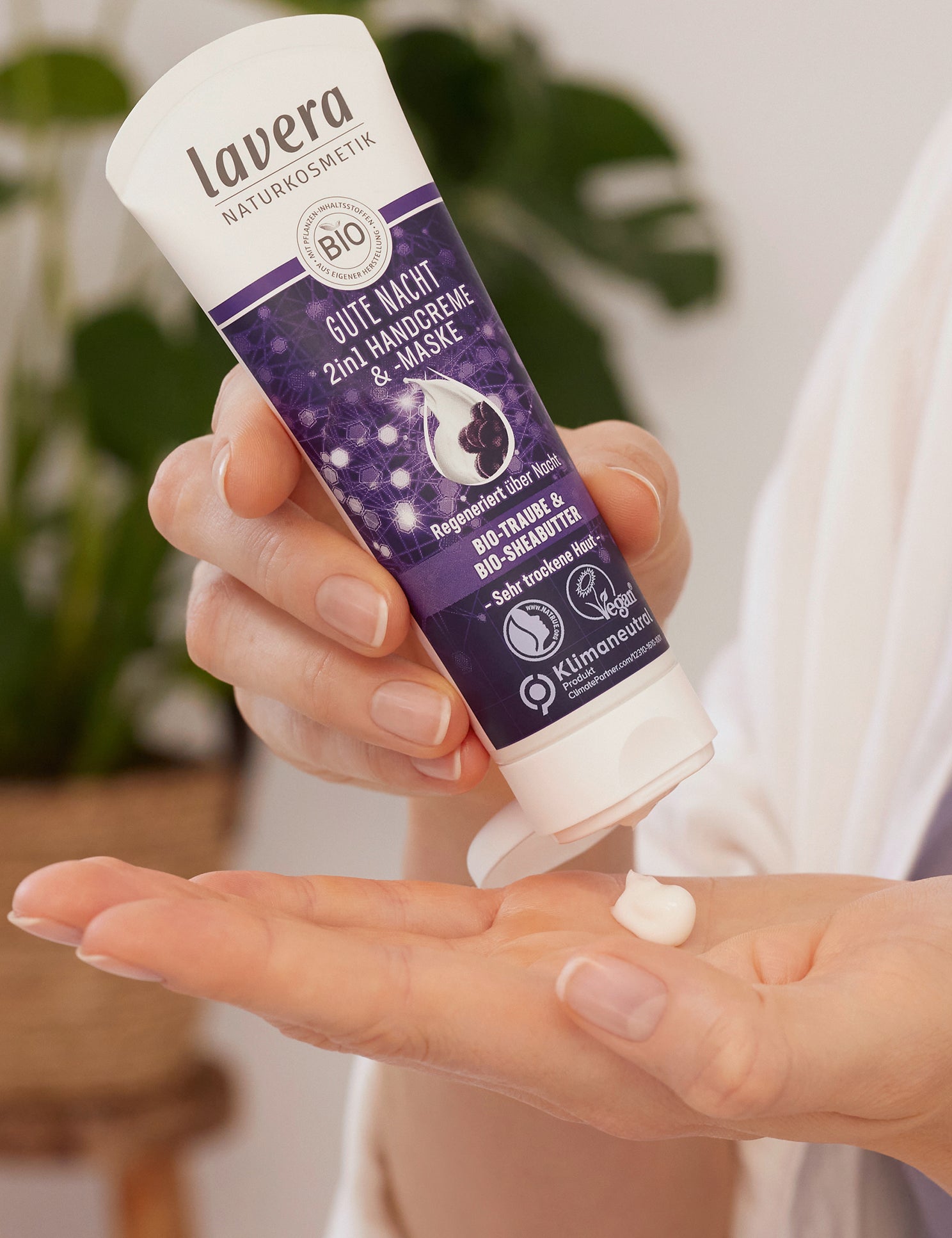 lavera Gute Nacht 2in1 Handcreme & -maske in der Anwendung