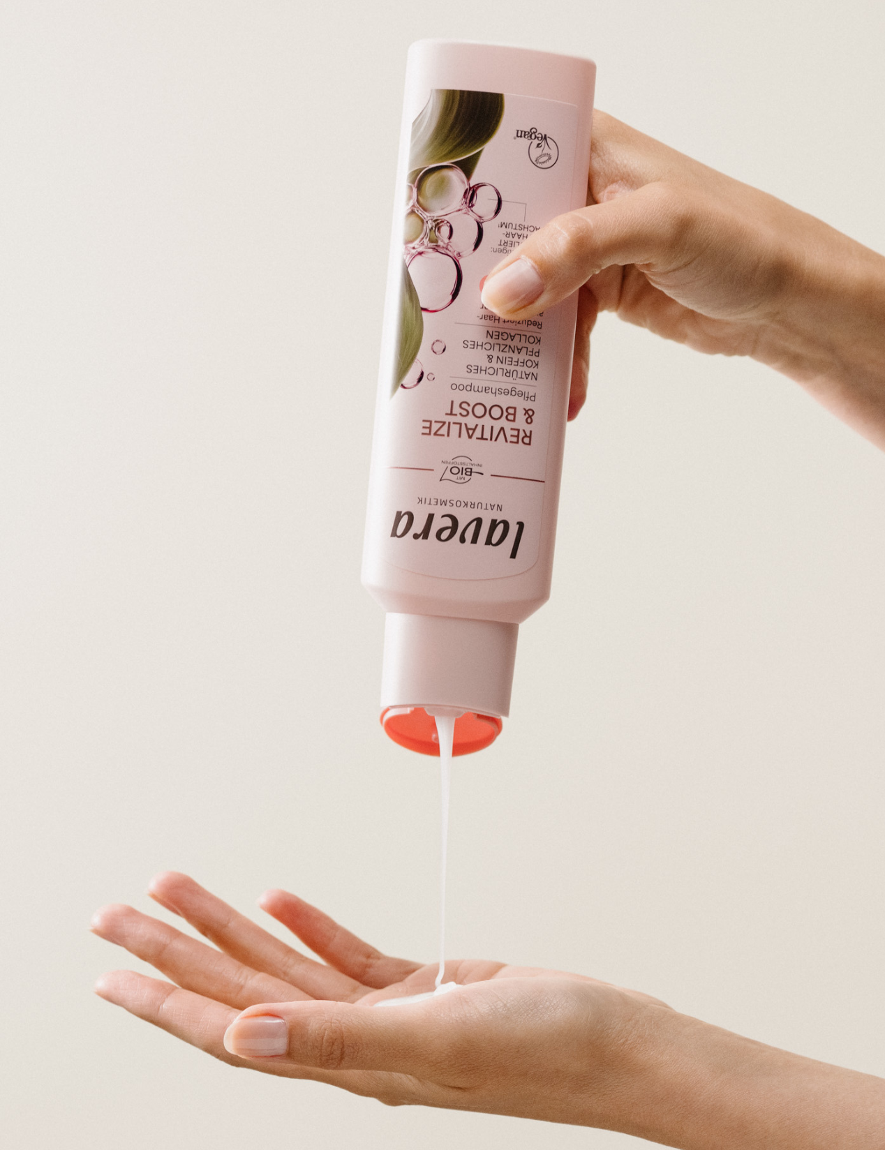 lavera Pflegeshampoo Revitalize & Boost in der Anwendung