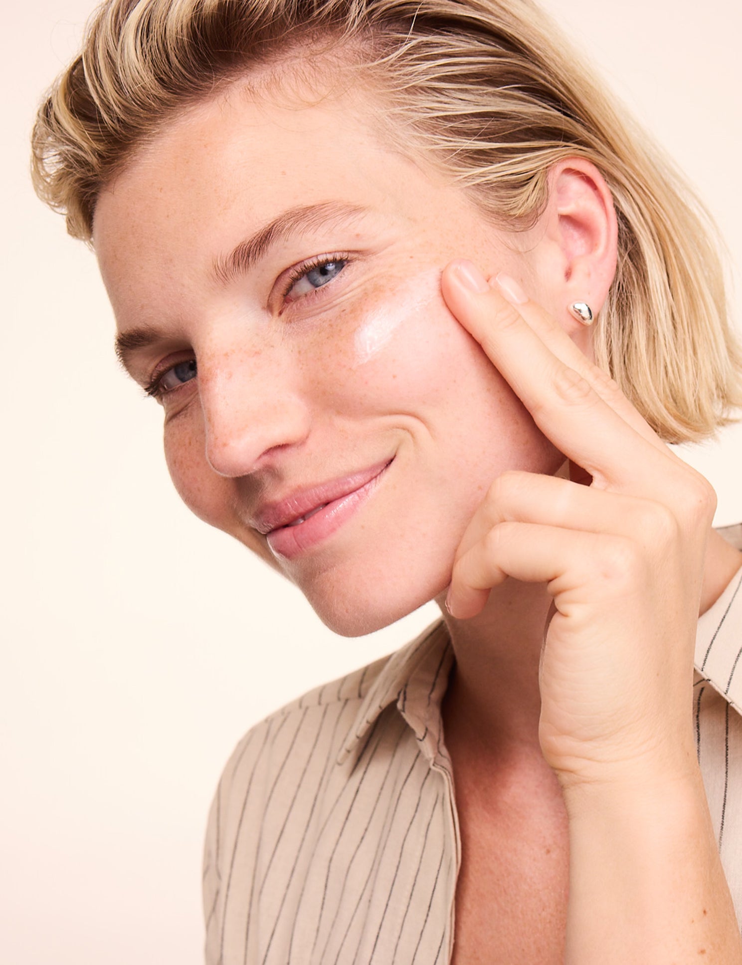 lavera basis sensitive Anti-Falten Nachtcreme Q10 in der Anwendung