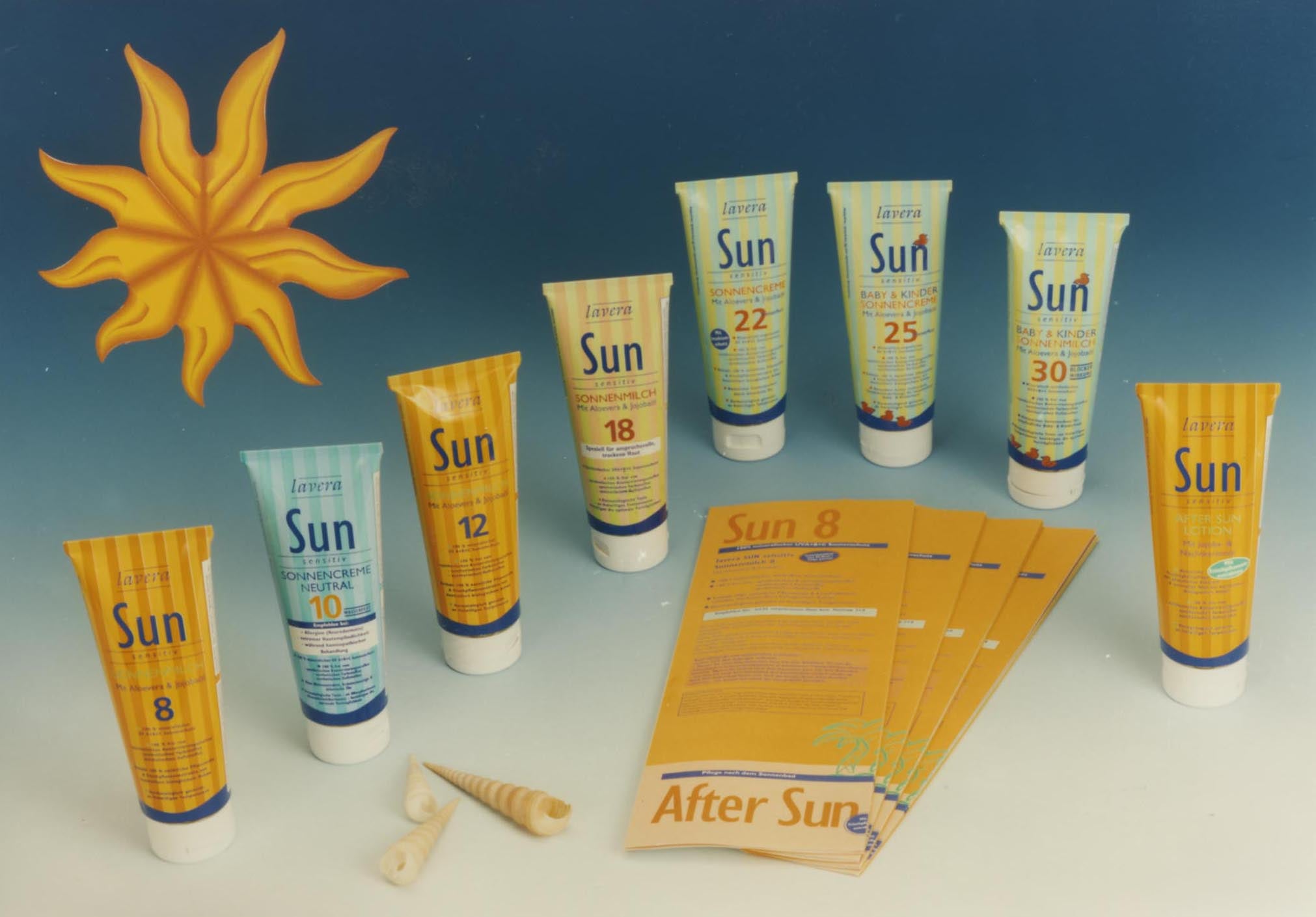 Aufgereihte lavera Sonnenprodukte aus den 90er Jahren im damaligen gestreiften Design