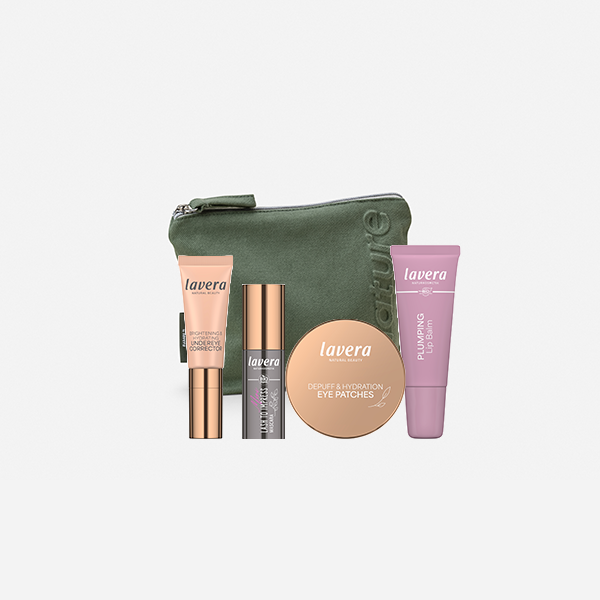 Olivgrüne Kosmetiktasche (Kosmetiktasche – Sage Green) mit folgenden lavera Produkten: Brightening & Hydrating Undereye Corrector, Lash To Impress – Mini Edition, Depuff & Hydration Eye Patches und Plumping Lippenbalsam.