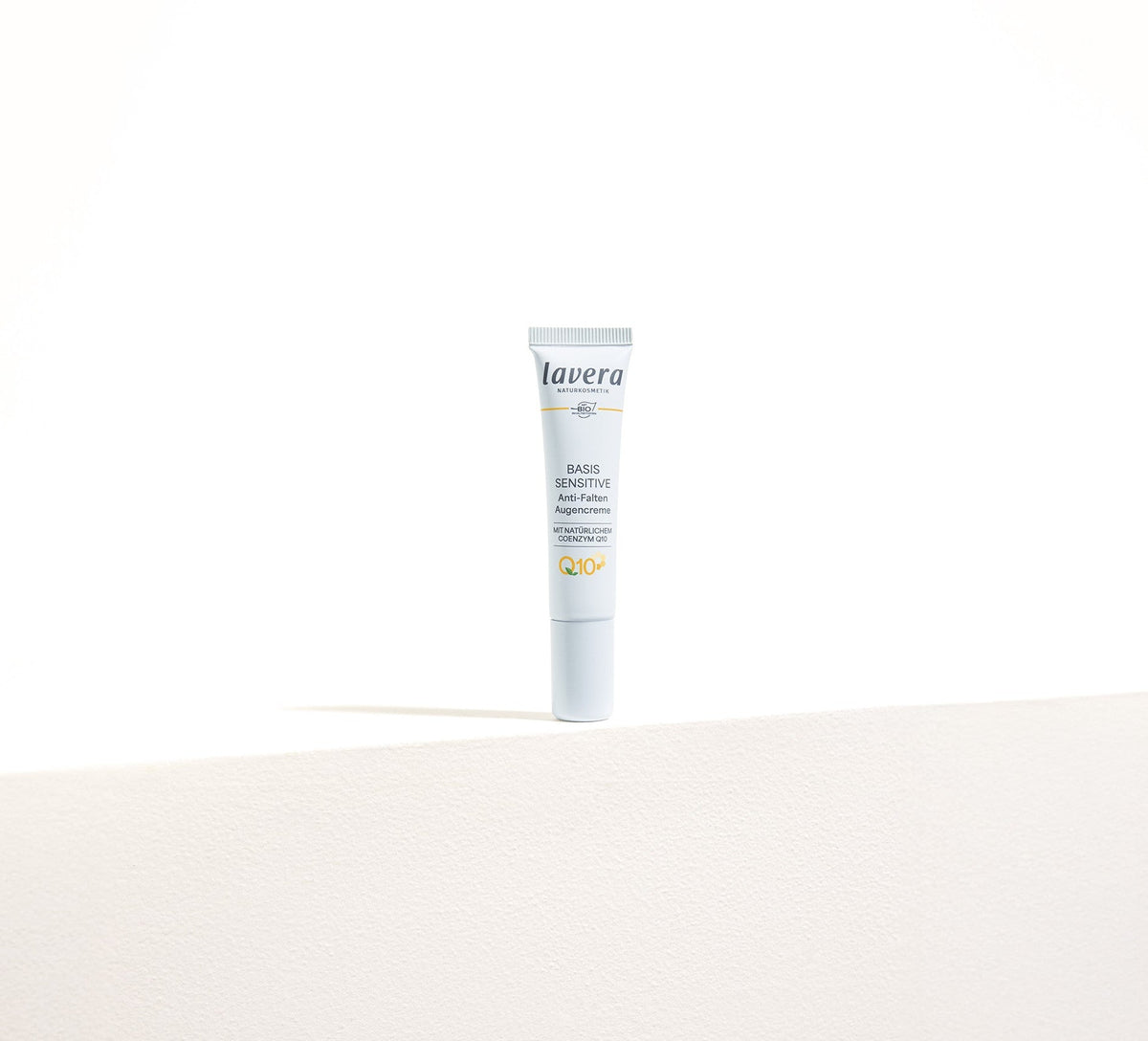 lavera basis sensitive q10 Augencreme auf dem hellen Hintergrund