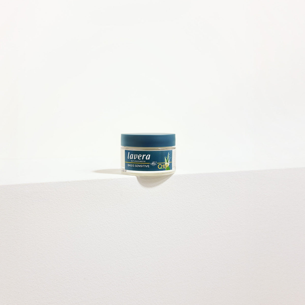 lavera basic sensitive q10 Nachtcreme auf dem hellen Hintergrund
