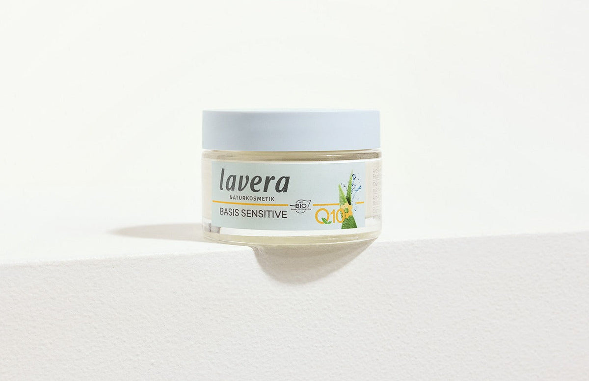 lavera Basis sensitive q10 feuchtigkeitscreme auf dem hellen Hintergrund