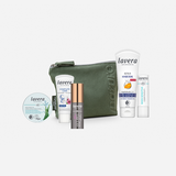 Olivgrüne Kosmetiktasche (Kosmetiktasche – Sage Green) mit folgenden lavera Produkten: Reisegröße Zahncreme Complete Care Fluoridfrei, Reisegröße basis sensitive Creme, Lash To Impress – Mini Edition, Repair Handcreme und basis sensitive Lippenbalsam.