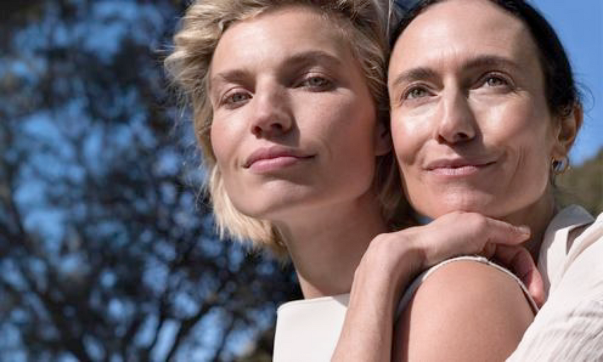 Zwei Frauen in der Natur