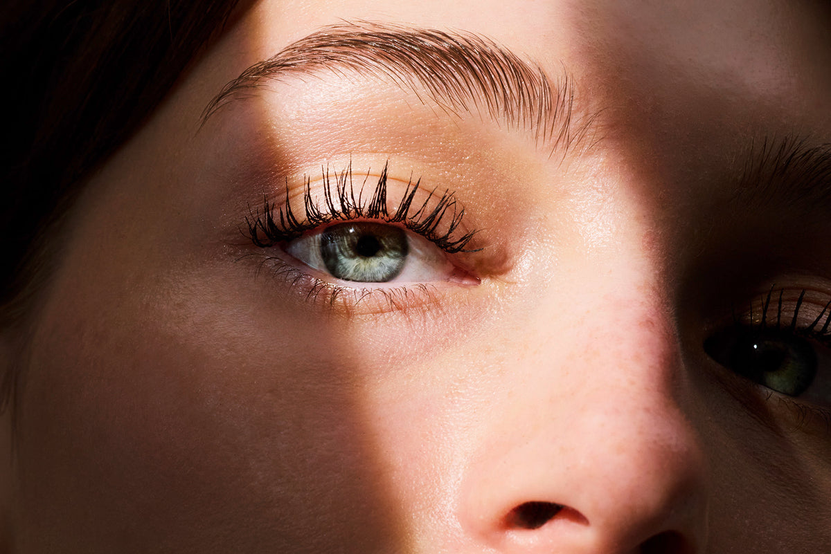 Nahaufnahme eines Auges mit Betonung auf die Wimpern