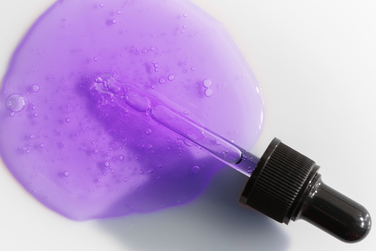 violettes Serum mit einer Pipette