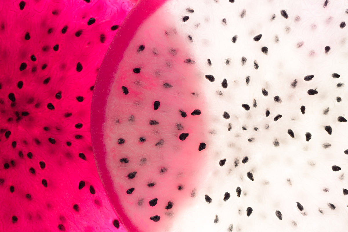 Zwei Drachenfruchtscheiben in Pink und Weiß übereinander gelegt