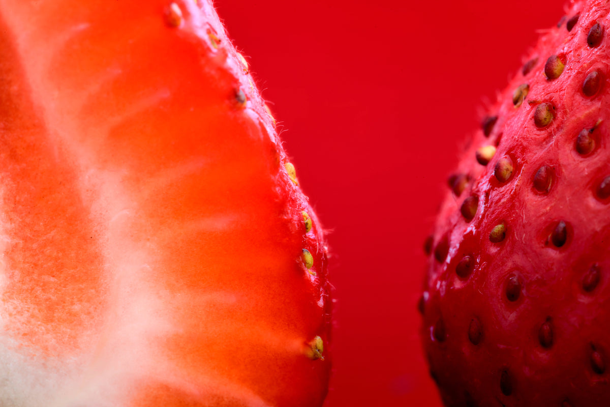Nahaufnahme geschnittener Erdbeeren mit Kernen