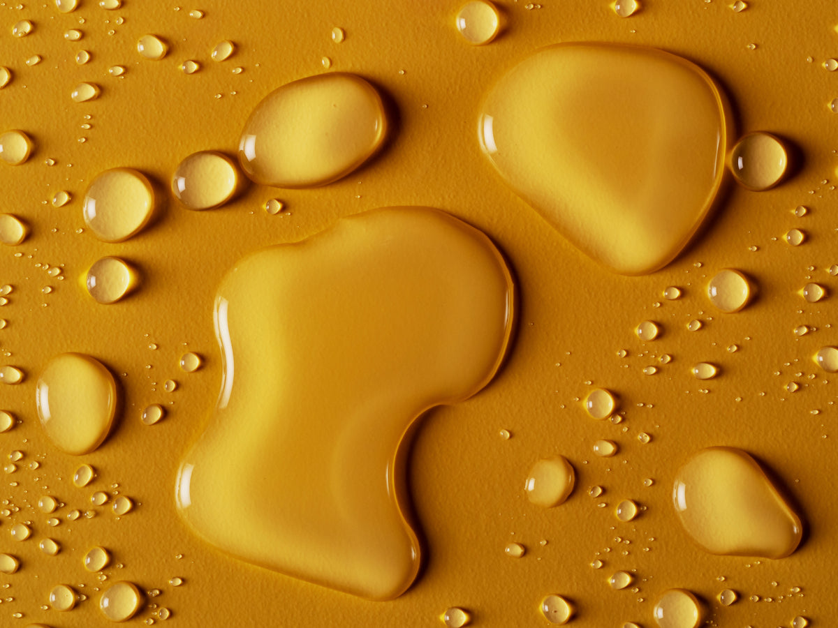 Wassertropfen auf gelbem Untergrund