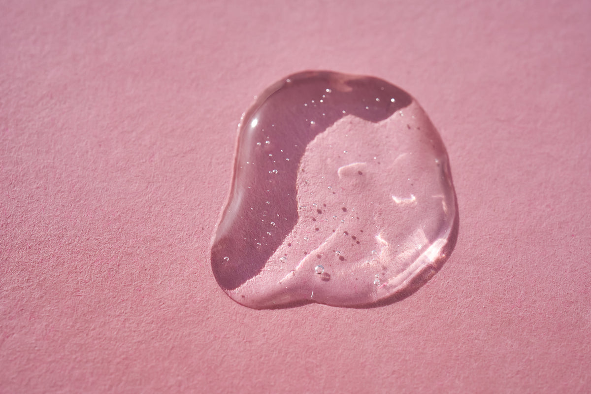 durchsichtiges Serum auf pinken Hintergrund