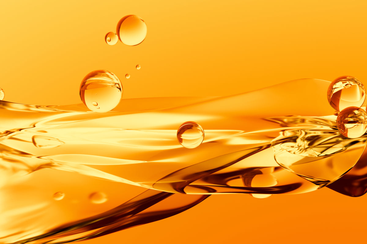 goldene Flüssigkeit mit Luftblasen