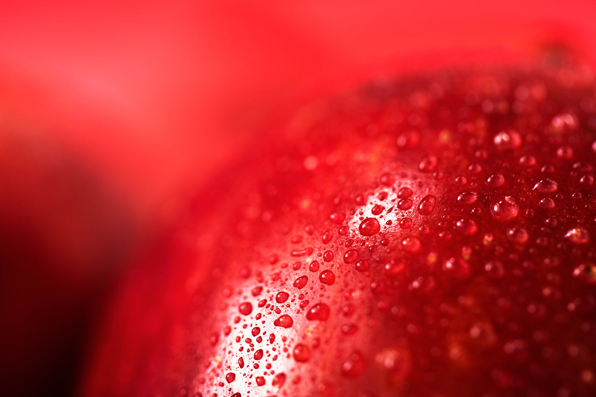 Kleine Wassertropfen auf roter Beere