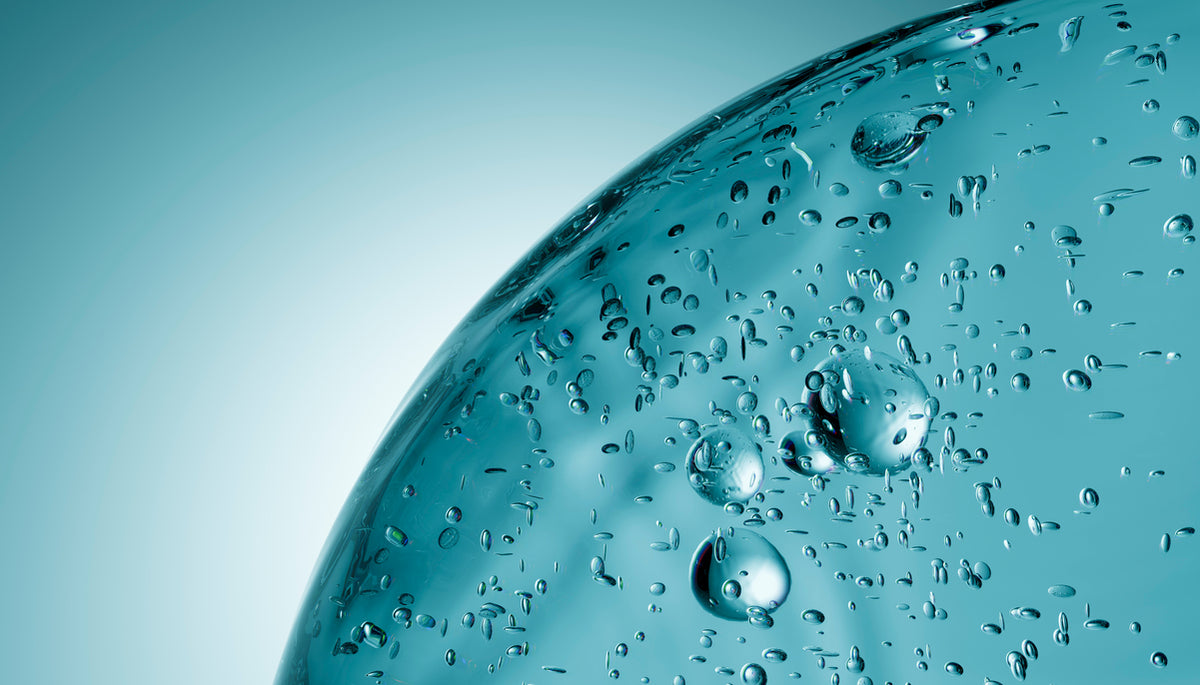 Nahaufnahme eines runden Moleküls mit kleinen Bubbles im Inneren