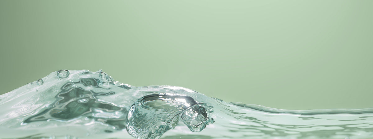 Bewegendes Wasser auf grünem Hintergrund