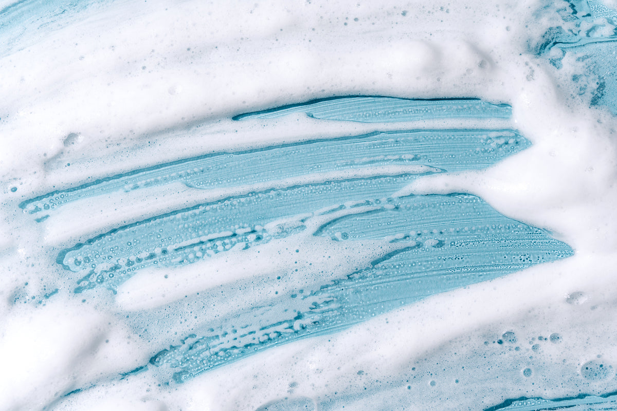 Schaumige Textur auf blauem Untergrund