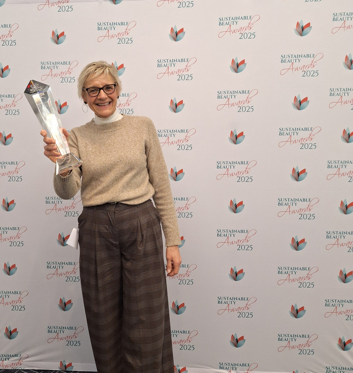Sabine Kästner hält Auszeichnung bei den Sustainable Beauty Awards