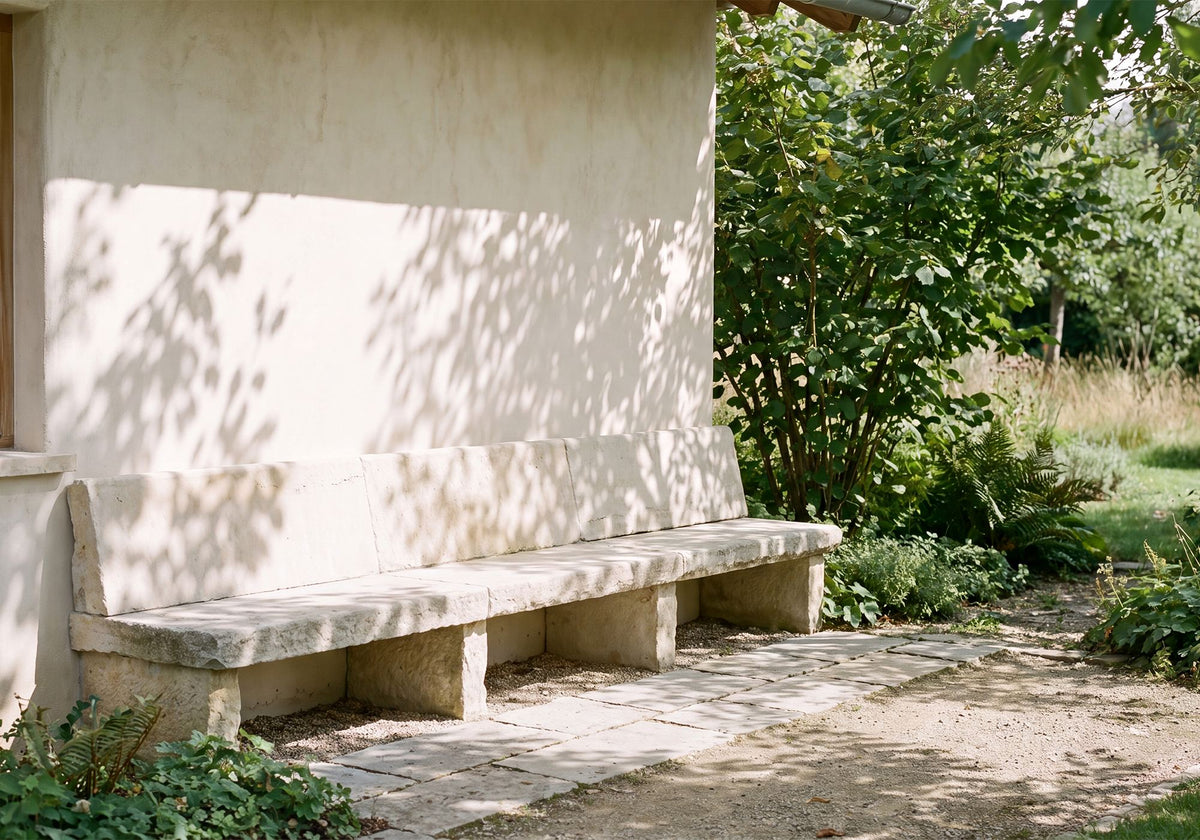 Steinbank in Garten