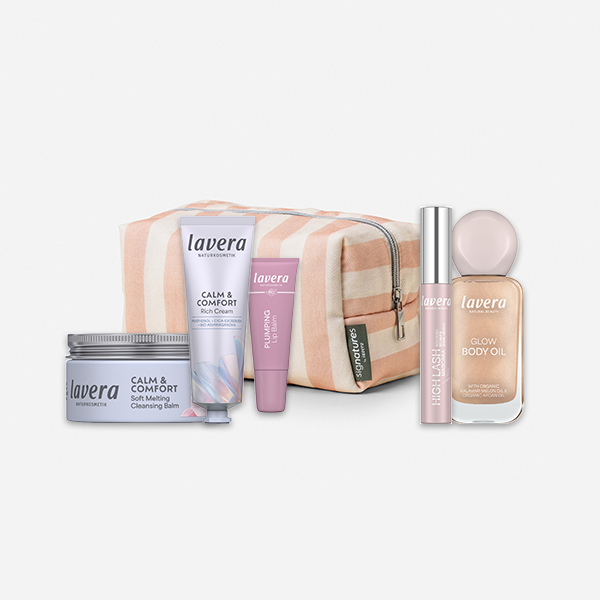 Kosmetiktasche – Sunset Stripes mit folgenden lavera Produkten: Calm & Comfort Soft Melting Cleansing Balm, Calm & Comfort Rich Cream, Plumping Lippenbalsam, High Lash Mascara und Glow Body Oil