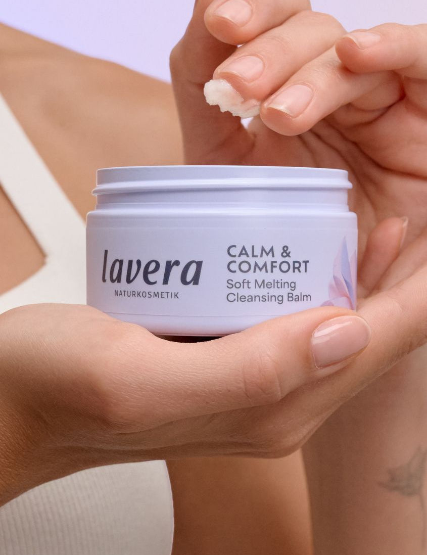 lavera Calm & Comfort Soft Melting Cleansing Balm in der Anwendung