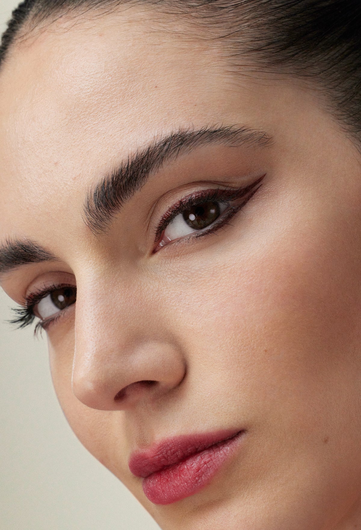 lavera Liquid Elements Eyeliner -Fire Red 01- in der Anwendung