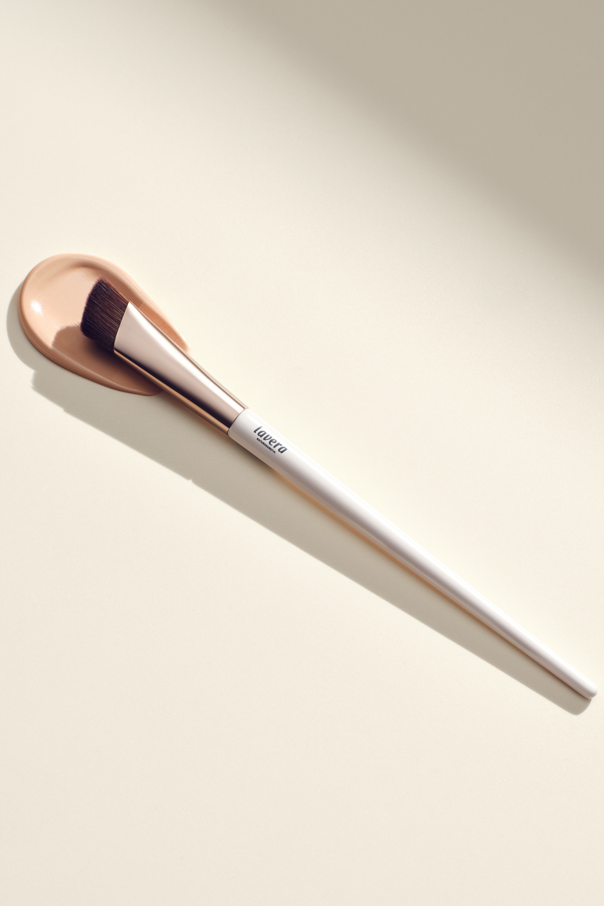 lavera Dream Blend Concealer Brush in der Anwendung