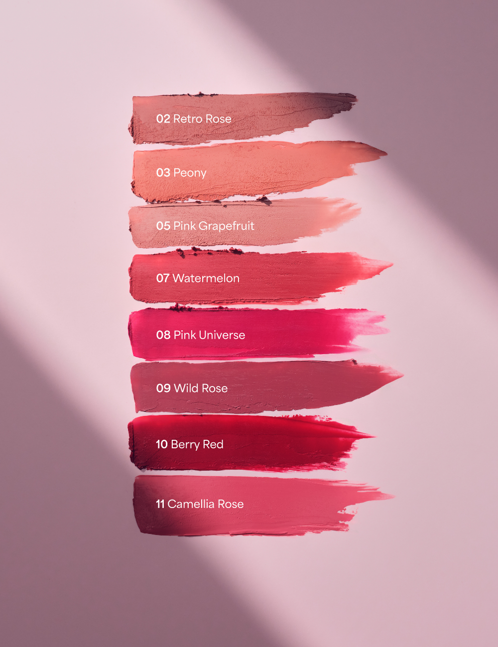 lavera Cream Glow Lipstick -Retro Rose 02- in der Anwendung