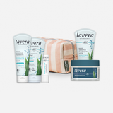 Kosmetiktasche – Sunset Stripes mit folgenden lavera Produkten: basis sensitive Handcreme, basis sensitive Handcreme, basis sensitive Lippenbalsam, basis sensitive Feuchtigkeitscreme und basis sensitive beruhigende Nachtcreme