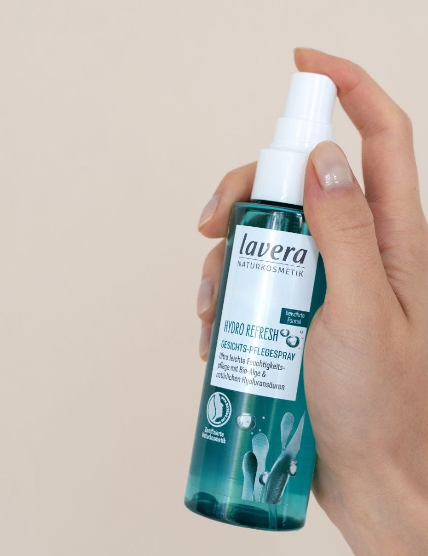 lavera Hydro Refresh Gesichtspflegespray in der Anwendung