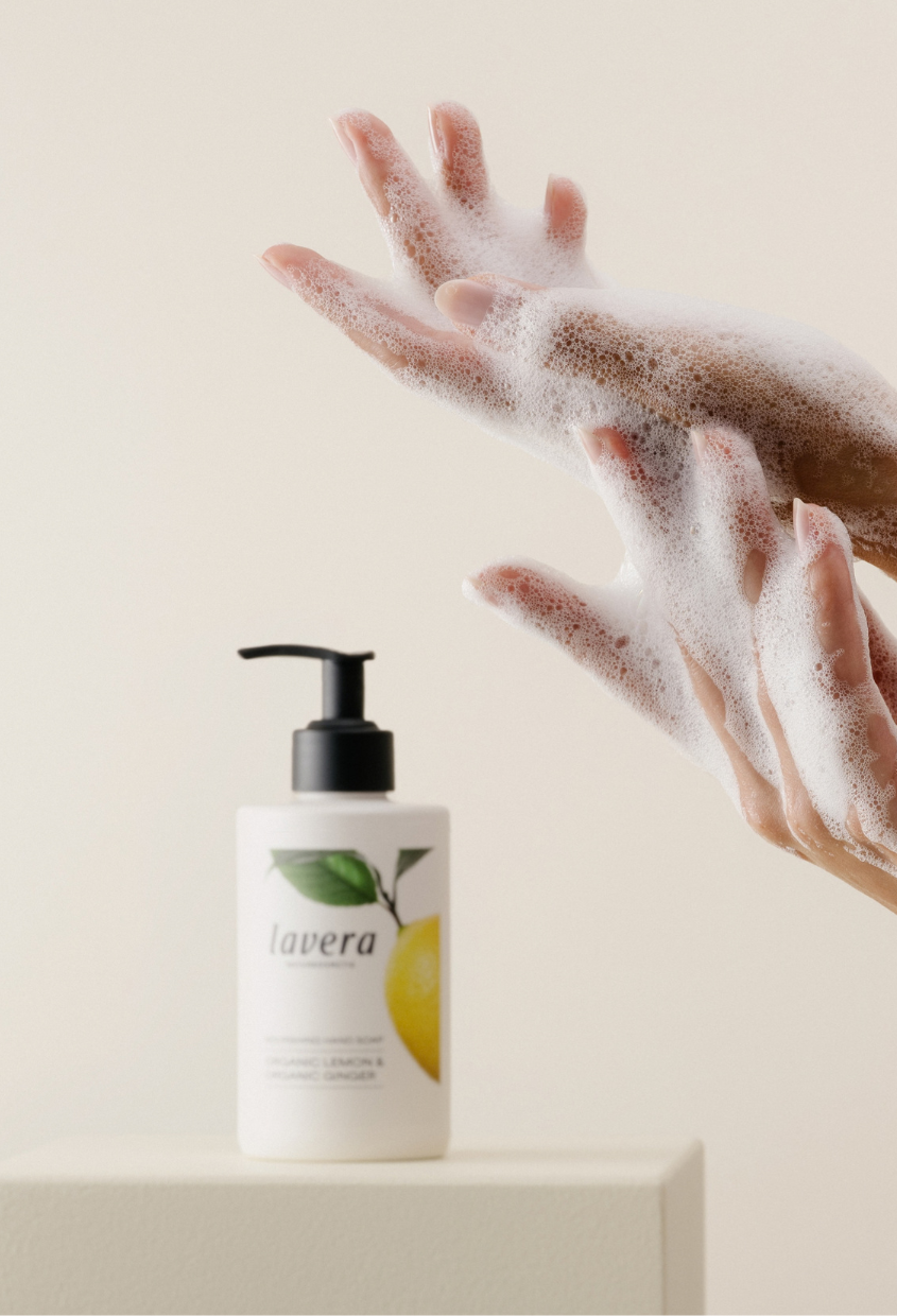 lavera Pflegeseife Bio-Zitrone & Bio-Ingwer in der Anwendung
