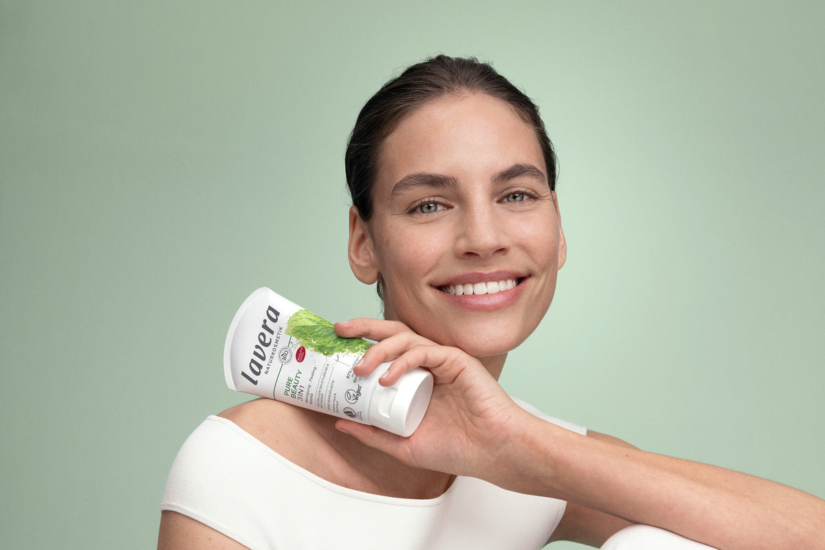 lavera Pure Beauty 3in1 Reinigung Peeling Maske in der Anwendung