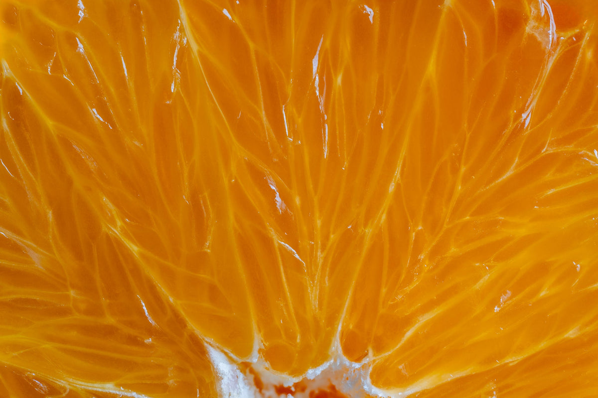 Nahaufnahme des saftigen Fruchtfleisches einer Bio-Orange
