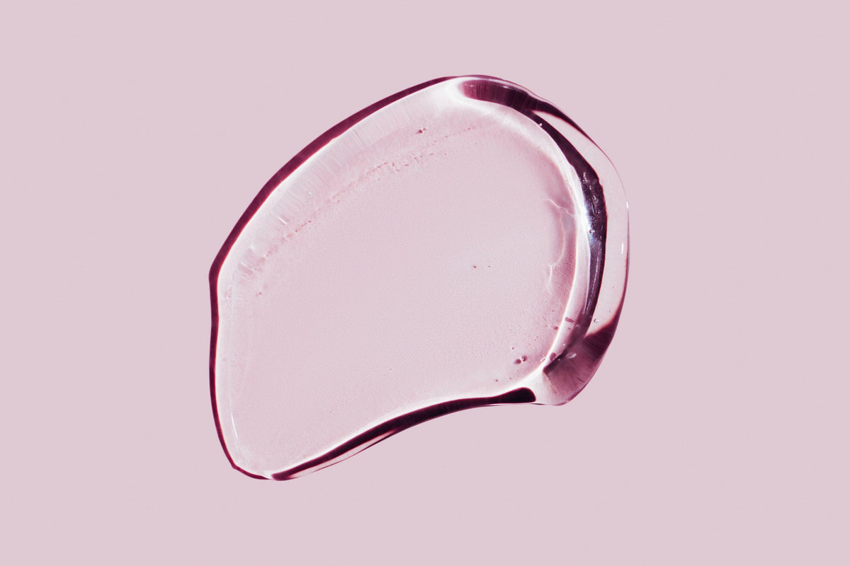 Nahaufnahme einer rosafarbenen, transparenten Gel-Textur, die pflanzliche Ceramide symbolisiert