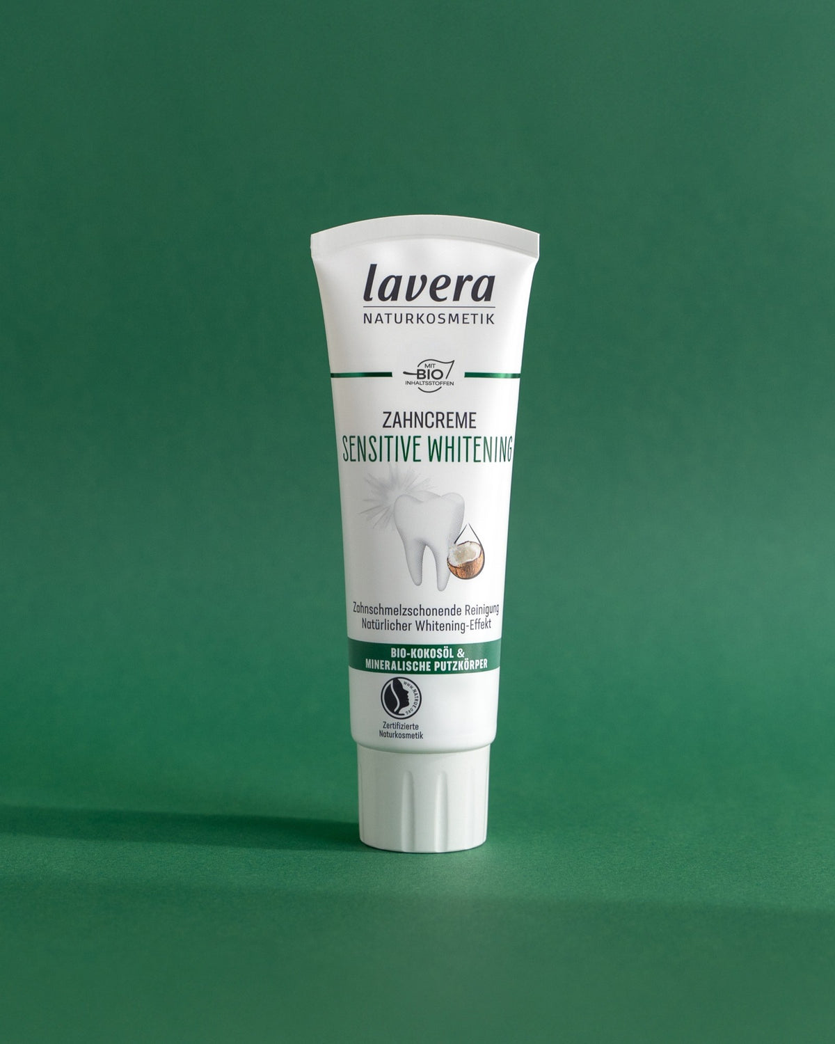 lavera Zahncreme Sensitive Whitening vor grünem Hintergrund
