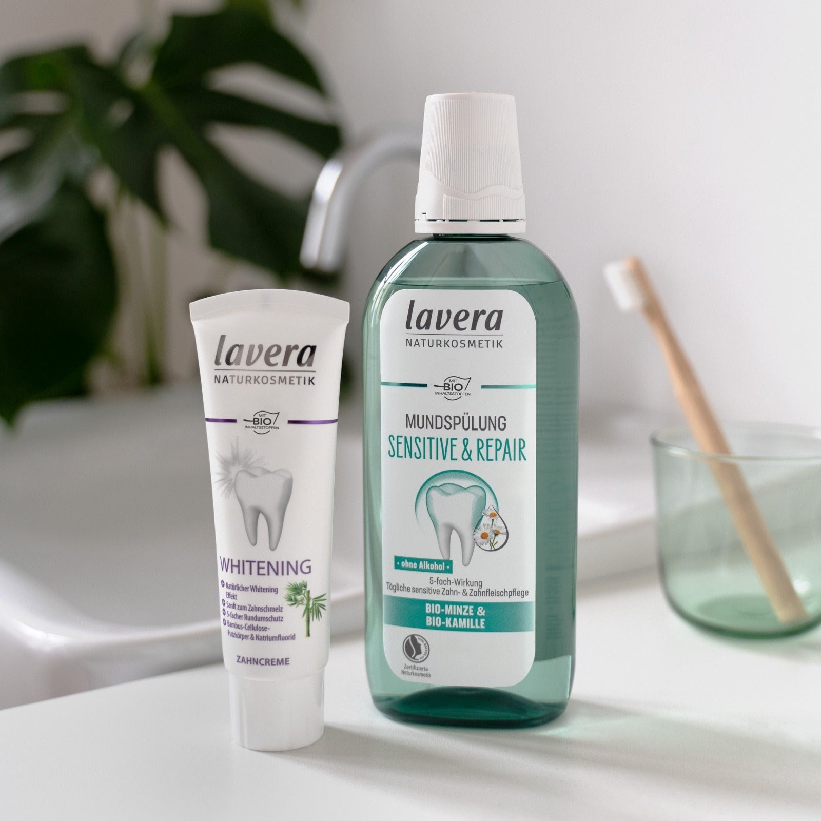 lavera Whitening Zahncreme und lavera Mundspülung Sensitive & Repair auf einem Waschtisch